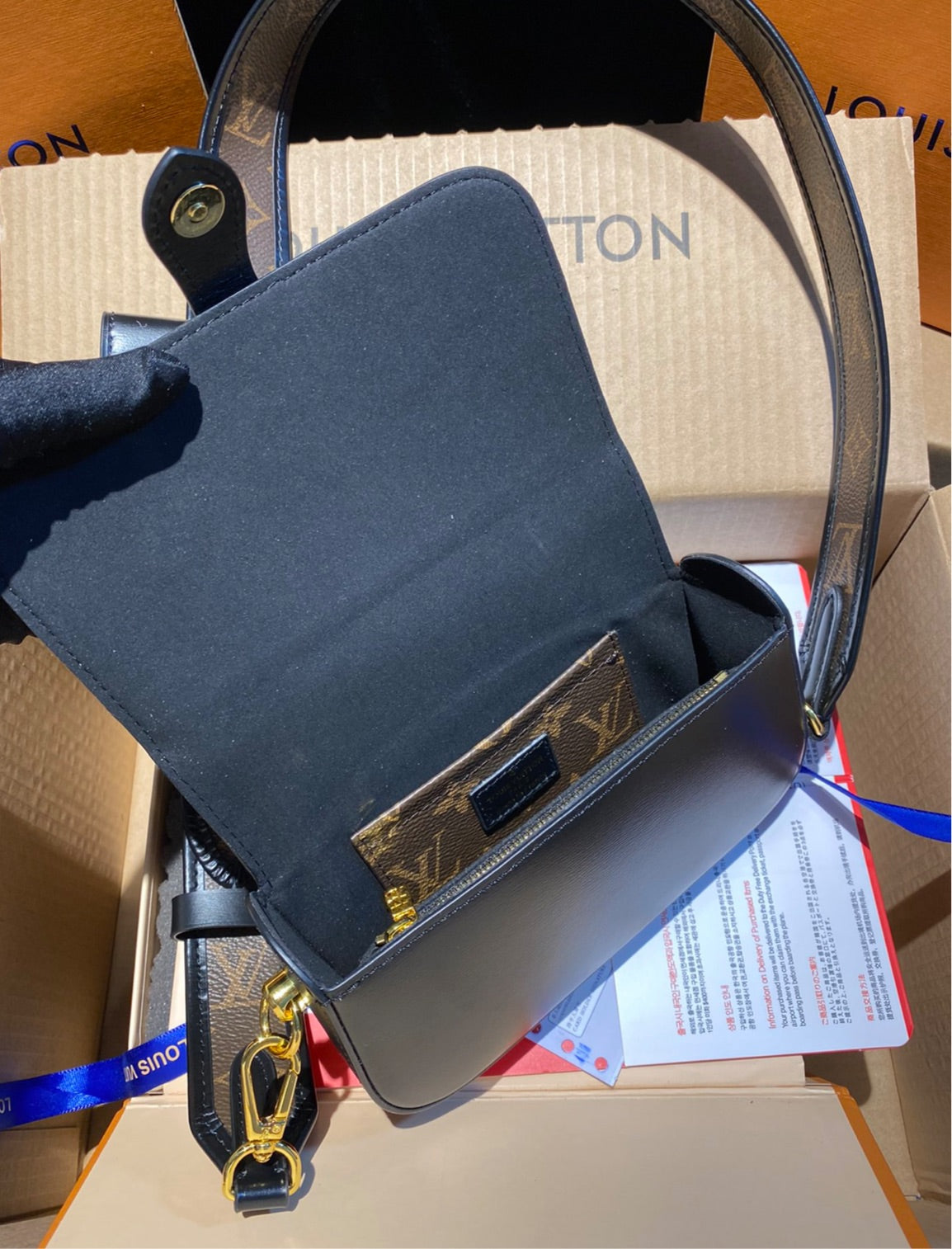 Woman LV crossbody
